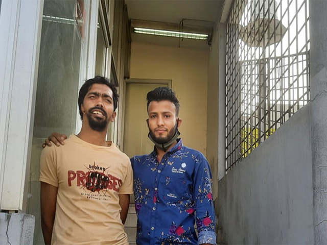 দুই ক্রীড়া শ্রমিকের গল্প