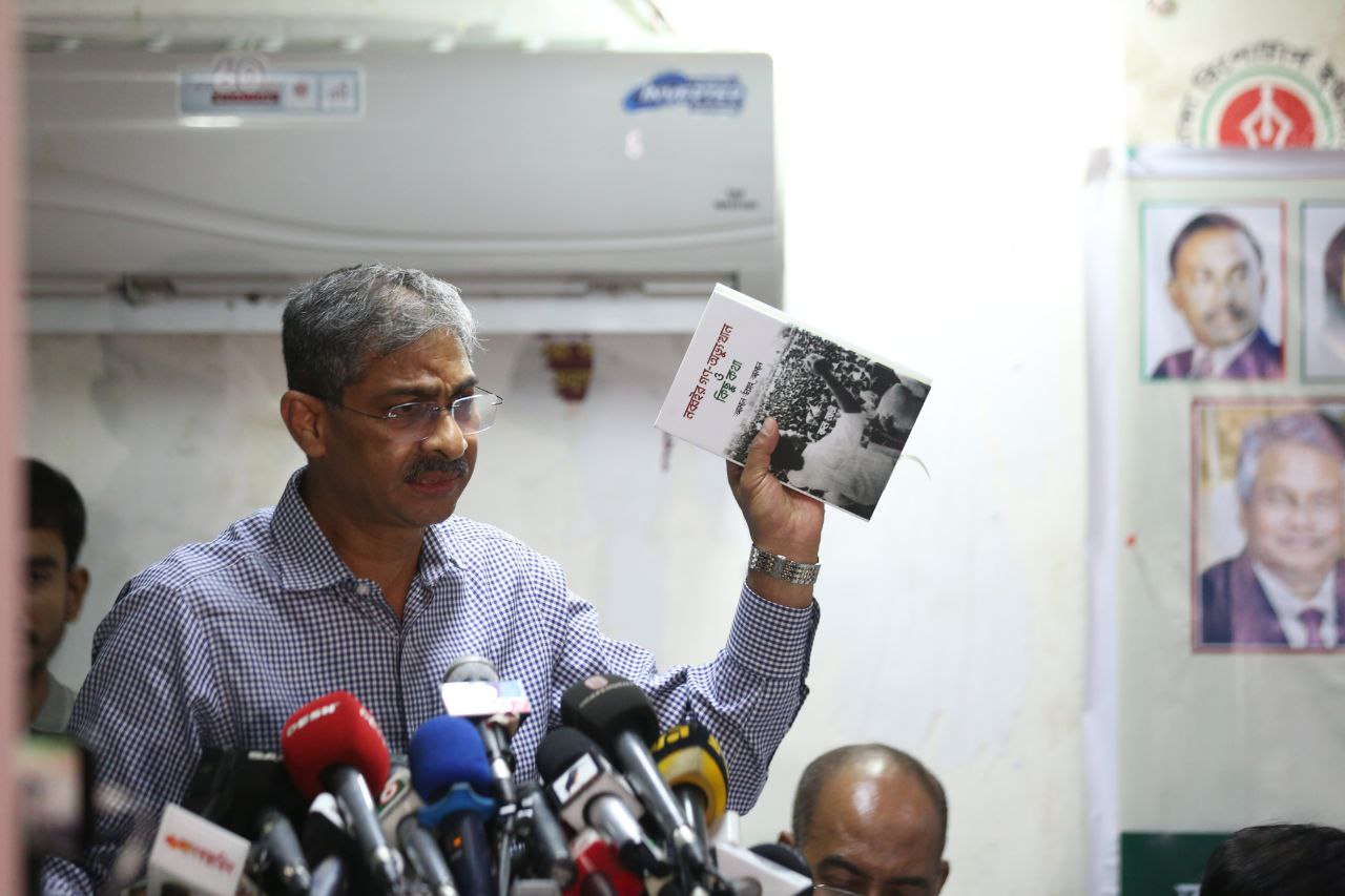 এ্যানীকে তুলে নিয়ে গেছে পুলিশ 