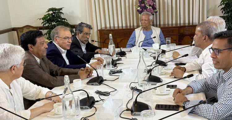 প্রধান উপদেষ্টার সঙ্গে জাতীয় ঐকমত্য কমিশন সদস্যদের বৈঠক