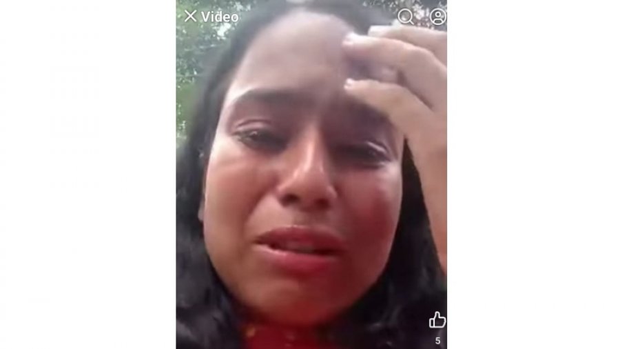 বৈষম্যবিরোধী আন্দোলনের এক নেত্রীকে রাস্তায় ফেলে মারধর